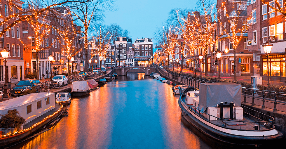 Kveldi Amsterdam langs elva